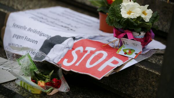 Las flores en Colonia en el lugar de los asaltos ocurridos en Nochevieja - Sputnik Mundo