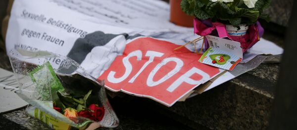 Las flores en Colonia en el lugar de los asaltos ocurridos en Nochevieja - Sputnik Mundo