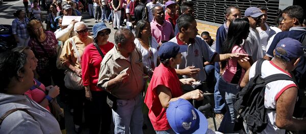Cola para comprar harina de maíz y arroz en Caracas, Venezuela (archivo) Cola para comprar harina de maíz y arroz en Caracas, Venezuela (archivo) - Sputnik Mundo