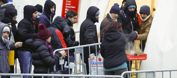 Los migrantes hacen cola par visitar la Oficina de Sanidad y de Asuntos Sociales en Berlín - Sputnik Mundo