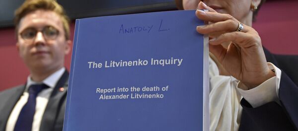 Marina Litvinenko con un copia del Sumario del caso de Litvinenko - Sputnik Mundo