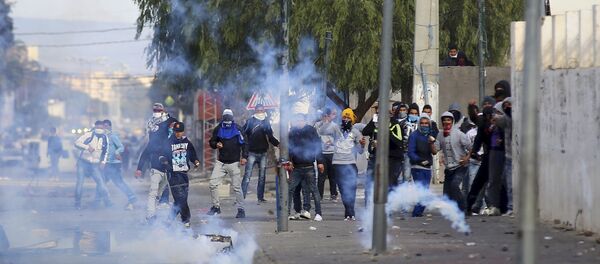 Los manifestantes arrojan piedras contra la policía en Kasserine, Túnez - Sputnik Mundo