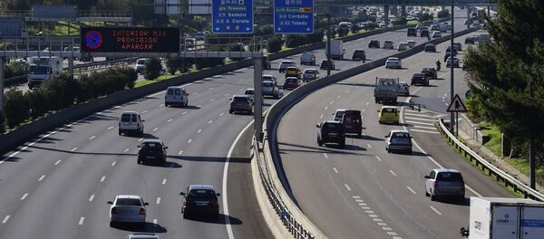 A view taken on November 13, 2015 shows vehicles on the M30 speedway with lower speed limits due to a peak of pollution in Madrid. - Sputnik Mundo