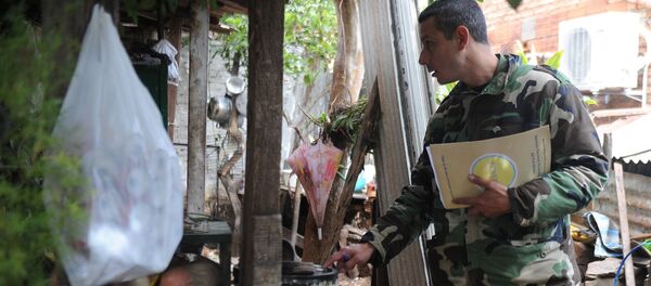 Soldado inspecciona casas en Asunción, durante una operación para erradicar el mosquito Aedes aegypti - Sputnik Mundo