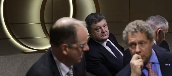 Petró Poroshenko, presidente de Ucrania (centro) - Sputnik Mundo
