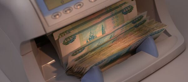 Los rublos en una oficina de cambio en Moscú - Sputnik Mundo