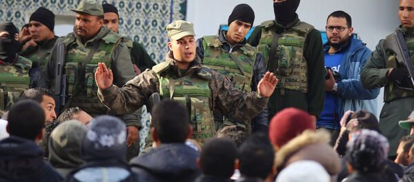 Un militar trata de dispersar a los manifestantes en Túnez - Sputnik Mundo