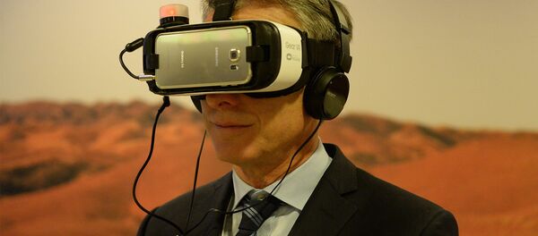 Mauricio Macri probando una realidad en Davos: foto colocada en su página oficial en Facebook - Sputnik Mundo