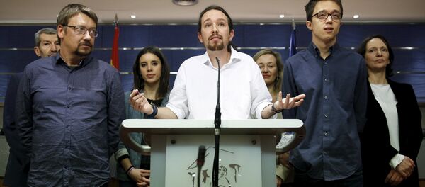 El líder de Podemos Pablo Iglesias habla con periodistas durante una rueda de prensa El líder de Podemos Pablo Iglesias habla con periodistas durante una rueda de prensa - Sputnik Mundo