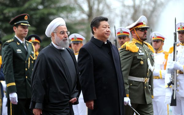 El presidente de Irán, Hasán Rohaní, y el presidente de la República Popular China, Xi Jinping - Sputnik Mundo