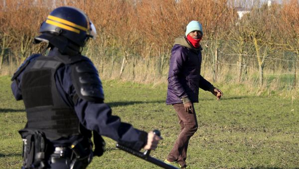 Detenidos 24 migrantes y 11 manifestantes en el puerto francés de Calais Detenidos 24 migrantes y 11 manifestantes en el puerto francés de Calais - Sputnik Mundo