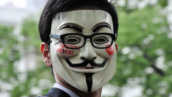 Hombre lleva una máscara de Anonymous (archivo) Hombre lleva una máscara de Anonymous (archivo) - Sputnik Mundo