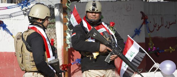 Los militares iraquíes guardan un punto de control en Bagdad - Sputnik Mundo