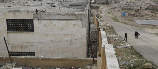 Niños sirios cerca de una escuela destruida en Alepo - Sputnik Mundo