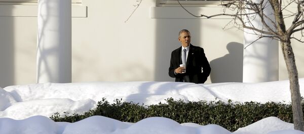 U.S. President Barack Obama waits for members of his staff in the Colonnade as he walks to the Oval Office at the White House in Washington January 25, 2016. - Sputnik Mundo