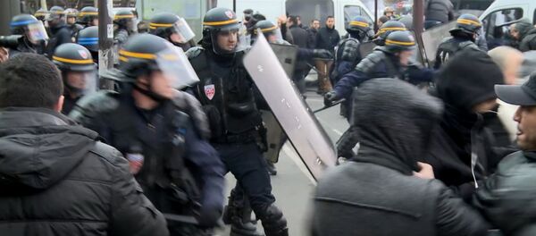 Taxistas parisinos vs. Uber taxi - Sputnik Mundo