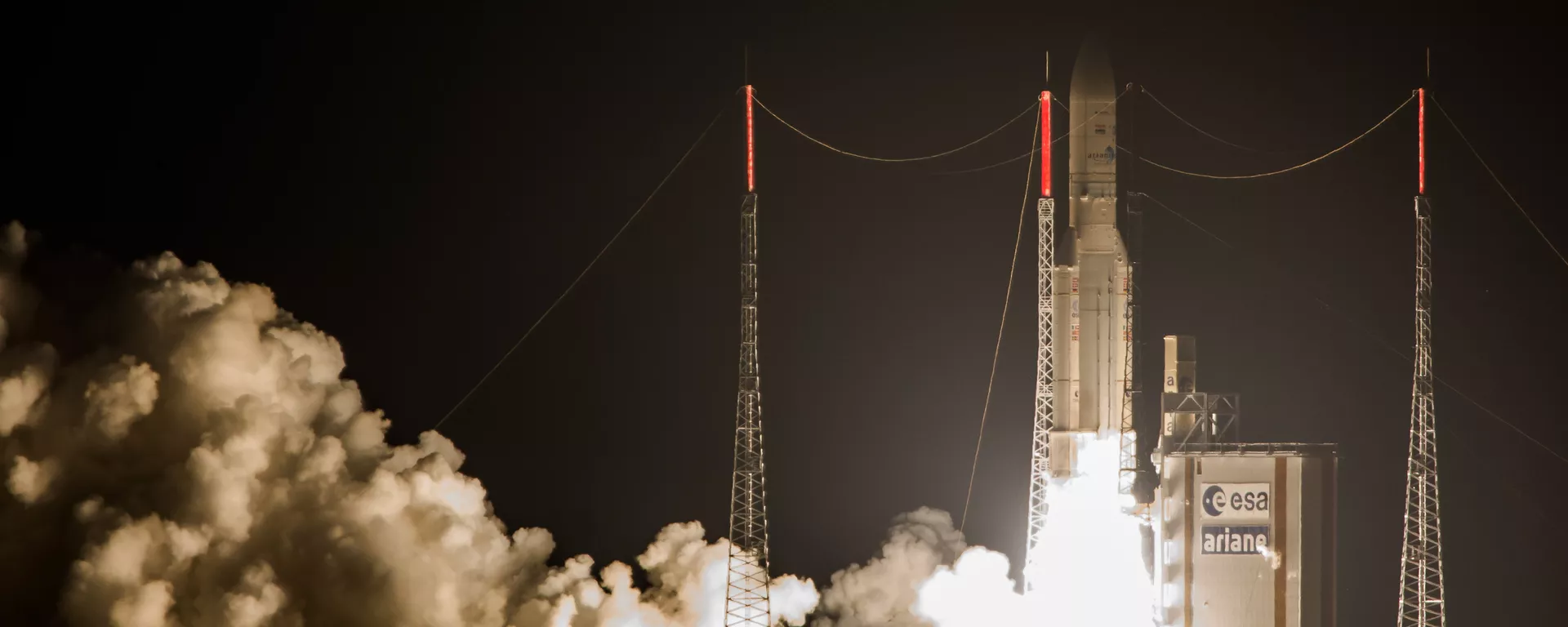The Ariane 5 rocket lifts off from the Ariane Launchpad Area at the European Spaceport in Kourou, in French Guiana, on November 10, 2015. - Sputnik Mundo, 1920, 25.12.2021