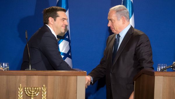 Alexis Tsipras, primer ministro griego, y Benjamín Netanyahu, primer ministro israelí Alexis Tsipras, primer ministro griego, y Benjamín Netanyahu, primer ministro israelí - Sputnik Mundo