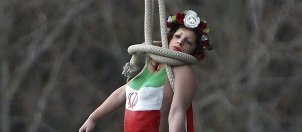 Una activista de Femen durante la visita de Hasán Rouhaní a París - Sputnik Mundo