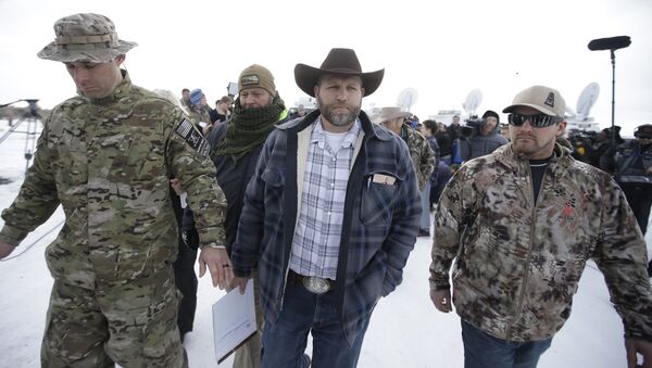 Ammon Bundy (centro) - Sputnik Mundo