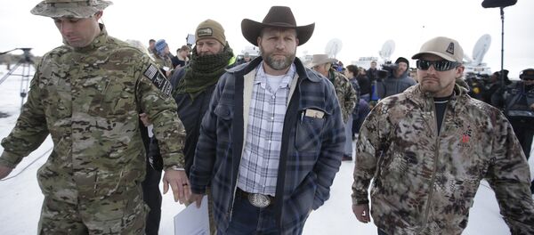 Ammon Bundy (centro) - Sputnik Mundo
