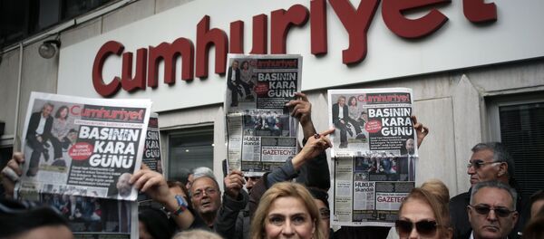 Gente protestando contra la detención de los periodistas - Sputnik Mundo