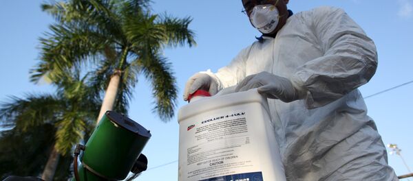 Un técnico de la salud prepara el insecticida - Sputnik Mundo