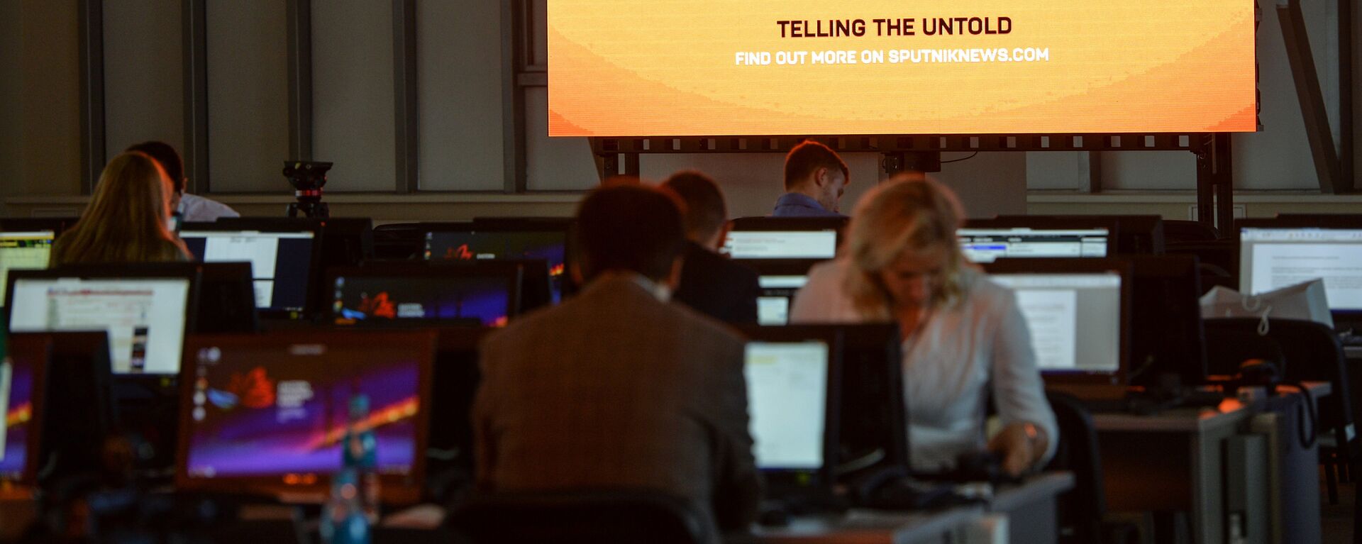 A screen featuring the logo of the Sputnik International News Agency and Radio seen at the media center of the Eastern Economic Forum, Vladivostok - Sputnik Mundo, 1920, 26.04.2022