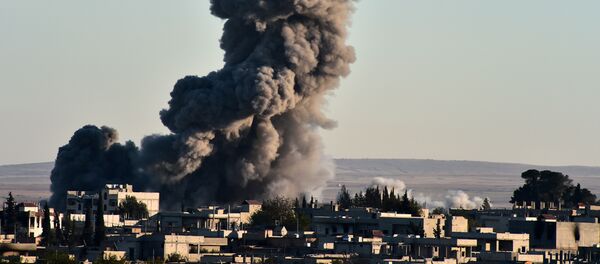 Un ataque aéreo realizado por la coalición encabezada por EEUU en Siria (archivo) - Sputnik Mundo