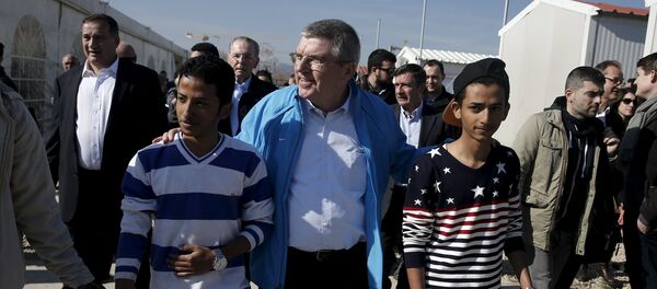 Thomas Bach, el presidente del Comité Olímpico Internacional, en un centro de acogida de refugiados en Atenas - Sputnik Mundo
