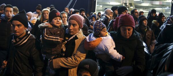 Refugiados e inmigrantes llegan a la UE - Sputnik Mundo