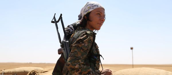Una mujer kurda del batallón YPG en Siria (archivo) - Sputnik Mundo