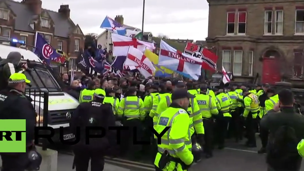 Protestas contra la llegada masiva de migrantes en Dover - Sputnik Mundo