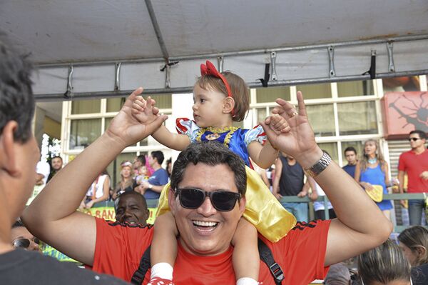 El precarnaval invade las calles de Brasil - Sputnik Mundo