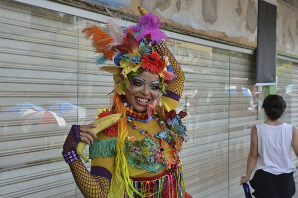 El precarnaval invade las calles de Brasil - Sputnik Mundo