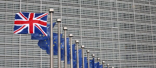 Banderas del Reino Unido y de la UE - Sputnik Mundo