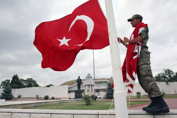 Soldado turco sube la bandera de Turquía Soldado turco sube la bandera de Turquía - Sputnik Mundo