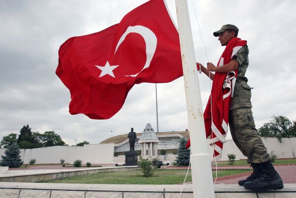 Soldado turco sube la bandera de Turquía - Sputnik Mundo