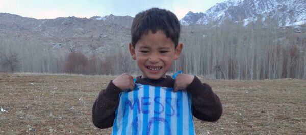Murtaza Ahmadi, el pequeño Messi afgano - Sputnik Mundo