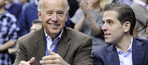 Joe Biden con su hijo Hunter - Sputnik Mundo