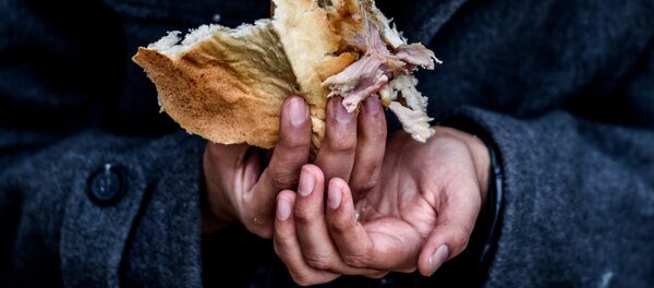 Niño refugiado come en un campo de refugiados improvisado en Turquía - Sputnik Mundo