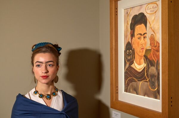 Una visitante de la exposición, vestida de Frida Kahlo - Sputnik Mundo