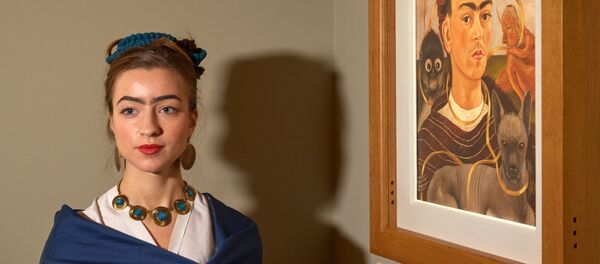 Una visitante de la exposición, vestida de Frida Kahlo - Sputnik Mundo