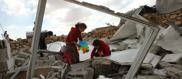 Niños palestinos buscan juguetes en los restos de su casa - Sputnik Mundo