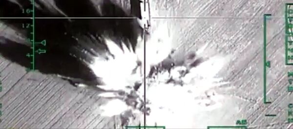 Bombardeo de las posiciones de terroristas por la aviación rusa en Siria - Sputnik Mundo