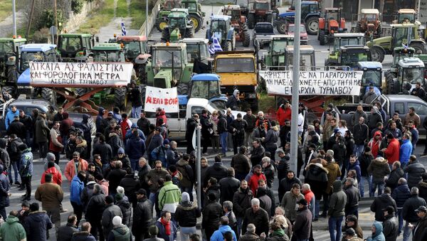 Granjeros griegos participan en un mitín contra reformas de pensiones - Sputnik Mundo