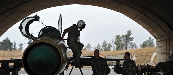 Piloto de la Fuerza Aérea siria en la base de Hama - Sputnik Mundo