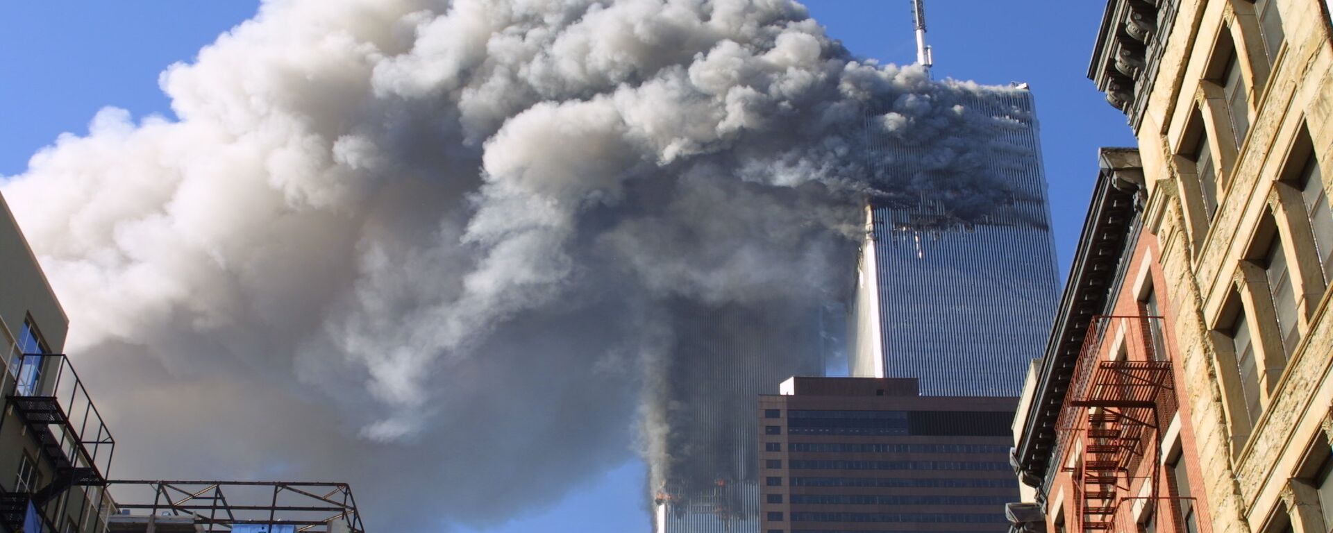 Twin towers of the World Trade Center burn after hijacked planes crashed into them in New York Twin towers of the World Trade Center burn after hijacked planes crashed into them in New York - Sputnik Mundo, 1920, 10.09.2021
