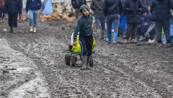 Refugiado menor de edad en cercanías de Calais, Francia. Febrero 2016 - Sputnik Mundo