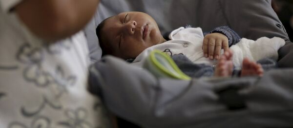 Un bebé con microcefalia en Brasil - Sputnik Mundo